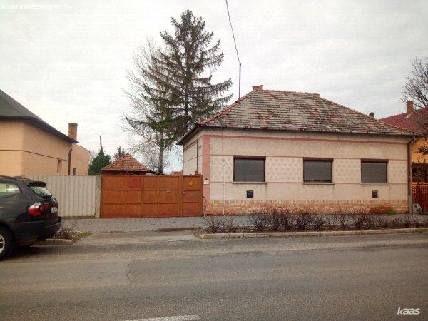 Családi ház | 5 szobás, 100 nm-es családi ház, 1414 nm-es telken -
Mórahalom