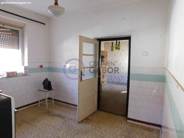 Kertvárosban, 599 m2-es telken, teljes felújításra váró családi ház
eladó - Debrecen