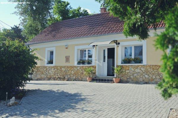 Eladó családi ház Hottó, 	4 szobás ház nagy telekkel