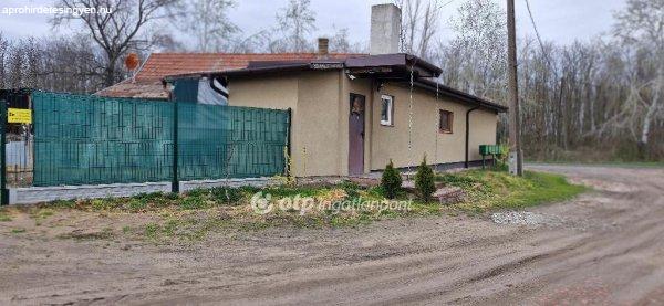 Eladó 107 nm-es Újszerű állapotú Családi ház Törtel Csendes 