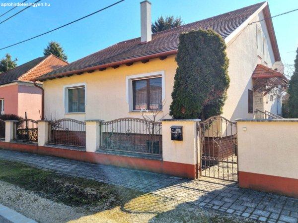 Eladó 130 nm-es Családi ház Bezenye