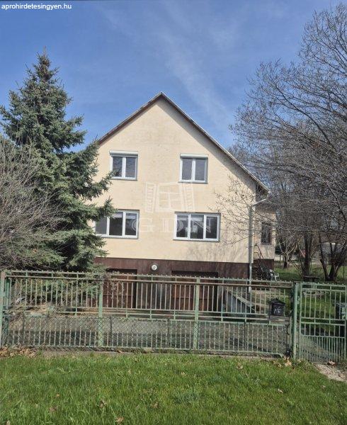Eladó családi ház Százhalombatta, 	Kétgenerációs ház, panzió