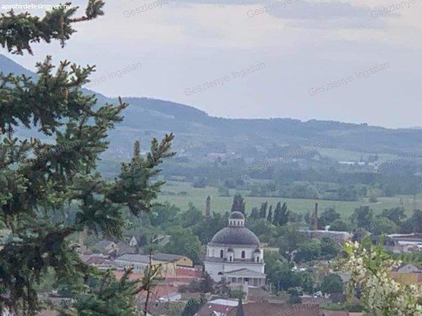 Esztergomban örökpanorámás belterületi telek eladó!