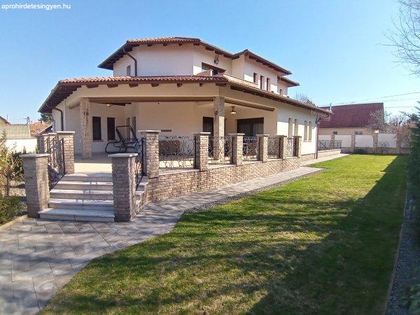 Eladó 450m2-es Családi ház, Dunakeszi