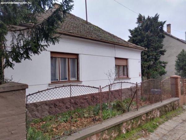 Eladó 70 nm-es Felújítandó Családi ház Pécs Budai-város 