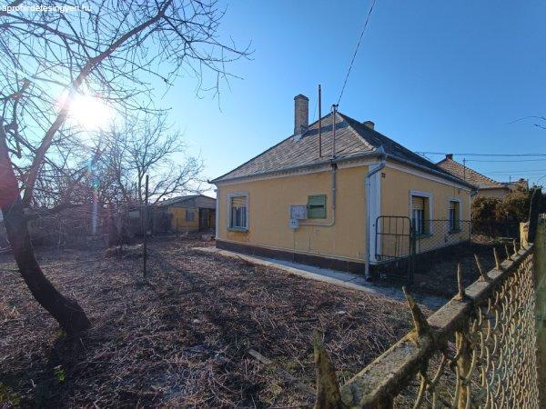 Eladó 80 nm-es Felújítandó Családi ház Ács