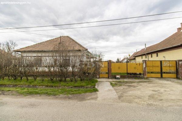 Eladó családi ház Tóalmás, 	Csendes utcában