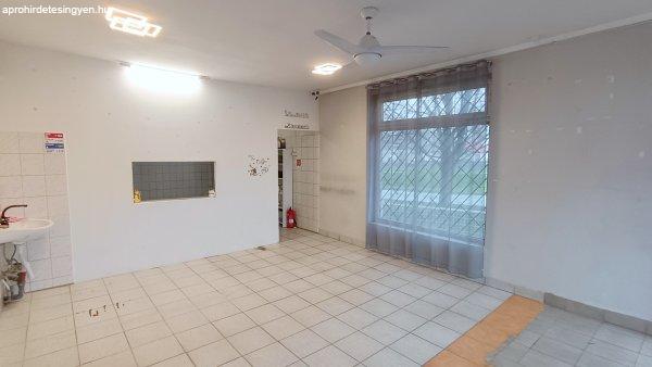 Tiszavasvári ismert kereszteződésében (Petőfi u -36-os). Főút mellett
eladó, egy 100m2-es üzlethelyiség.