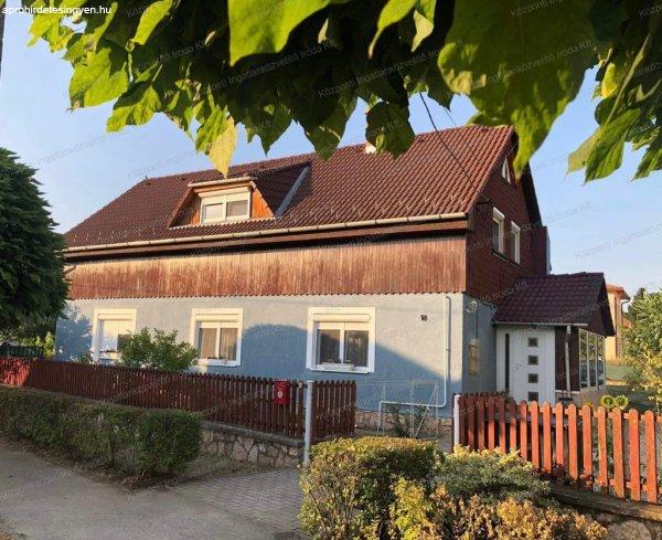 Tata családi házas övezetében Újhegyben, 3 generációsnak nyilvántartott
családi ház eladó