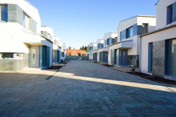 Hajdúszoboszlón, a Liget lakóparkban, bútorozatlanul, akár igény szerint
bútorozottan is, 90 m2-es, nappali+ 3 szobás, duplakomfortos, új építésű
sorház, magas műszaki tartalommal, garázzsal, 150 m2-es saját kerttel
kiadó!