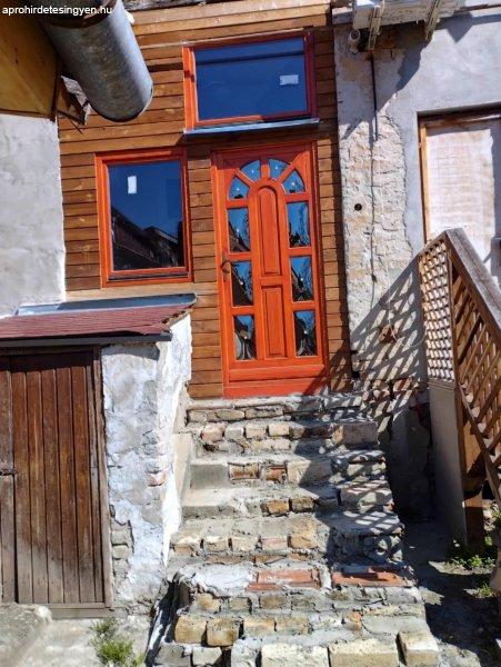 Eladó Szolnokon a Baross úton egy kertkapcsolatos 20 nm-s felújított lakás!