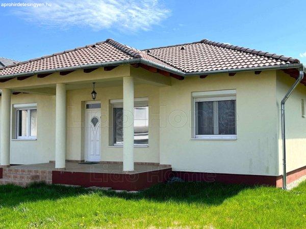 Balatonkeresztúron jó állapotú, 82 m2-es, azonnal költözhető lakóház,
nyaralónak is kiváló!