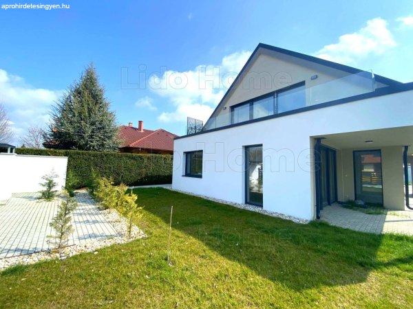 Balatonvilágoson ikerházfél eladó!