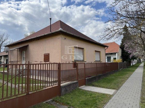 Eladó családi ház Vértesboglár, 	Központ közeli