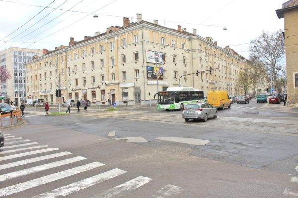 Miskolcon a belvárosi 2szobás, 3. emeleti, gázos lakás ELADÓ a Soltész
N.K. utcában.