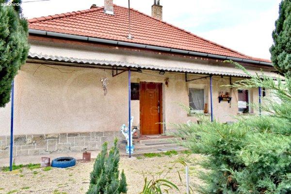 Kazincbarcika Felső-barcikai részén - külön bejáratos - összkomfortos
105m2-es családi ház, 1885m2-es telken eladó.