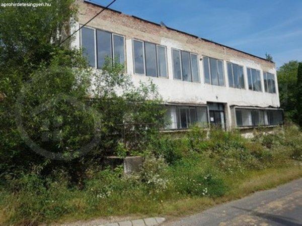 Miskolc-Perecesen ipari ingatlan eladó 1274m2-es területen, 564m2-es
épülettel