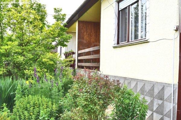 Tiszalúc csendes utcájában, összközműves, 4 szoba +nappalis, rendszeresen
karbantartott, családi ház, garázzsal, gazdasági épülettel eladó!