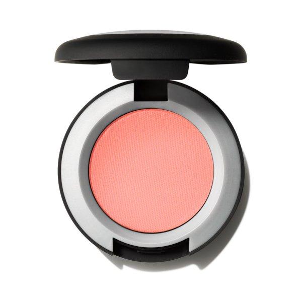 MAC Cosmetics Agyag szemhéjfesték (Powder Kiss Matte Eye Shadow) 1,5 g Strike
a Pose