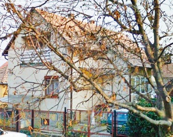 Pomázon a Vörösmarty lakókertben 5 szobás, két generációs családi ház
eladó.