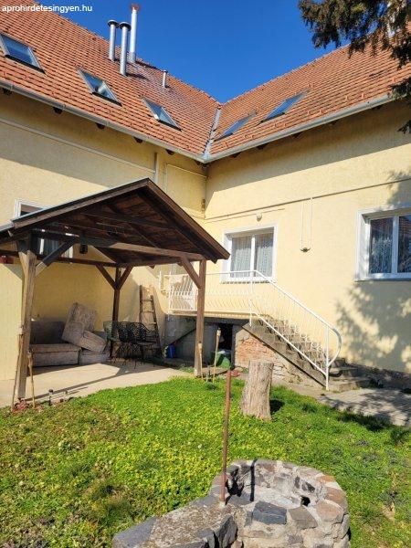 Kisnémedi központjában 118 m2-es, 4 szobás, felújított tégla lakás 150
m2-es önálló kerttel eladó.