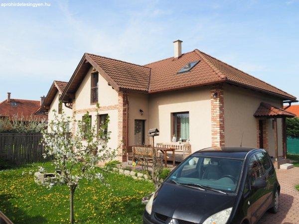 Pomáz Margitliget részén, 380 m2-es önálló telken 4 szobás, két szintes
ikerház-fél eladó.