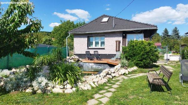 Szárligeten eladó egy belterületi, 949 m2 telken lévő, 102 m2-es két
szintes, 3 szobás ház, ház előtti kerti tóval,dupla garázzsal 