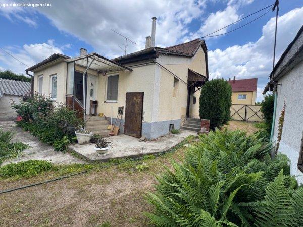 Eladó 95 nm-es Felújítandó Családi ház Székesfehérvár