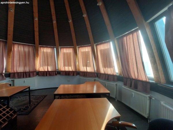Kecskemét belvárosában egyedi hangulatú iroda eladó