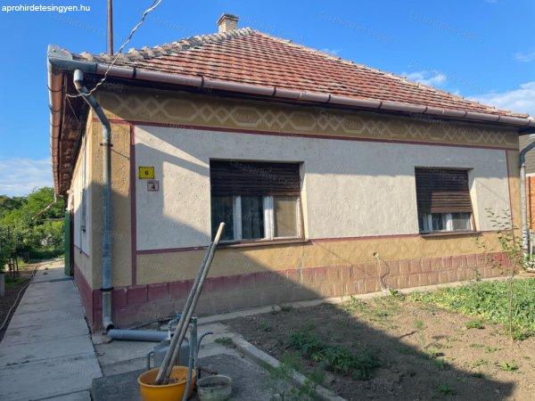 Tiszaföldváron családi ház eladó
