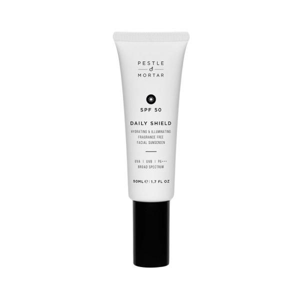 Pestle & Mortar Hidratáló és fényesítő arckrém SPF 50 Daily Shield
(Facial Sunscreen) 50 ml