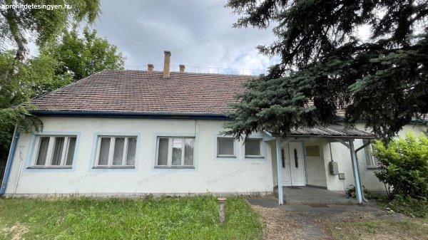 Győr-Szabadhegyen 7 helyiségből álló iroda és raktárépület
hosszútávra kiadó!
