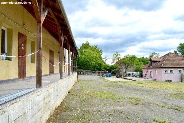 Miskolctól 13 kilométerre, Bükkaranyos belterületén - többféle
hasznosításra alkalmas - feldolgozó üzem, lakóépületekkel ELADÓ!