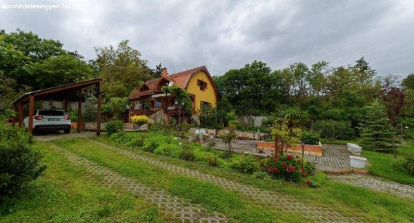 BALATONI panoráma, erdő, hegy, natúrra, eladó családi ház Vonyarcvashegyen