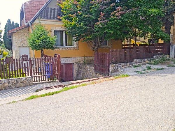Pécelen 4+1 félszobás, két fürdőszobás, két szintes, alápincézett
családi ház közvetlenül a tulajdonostól kiadó.