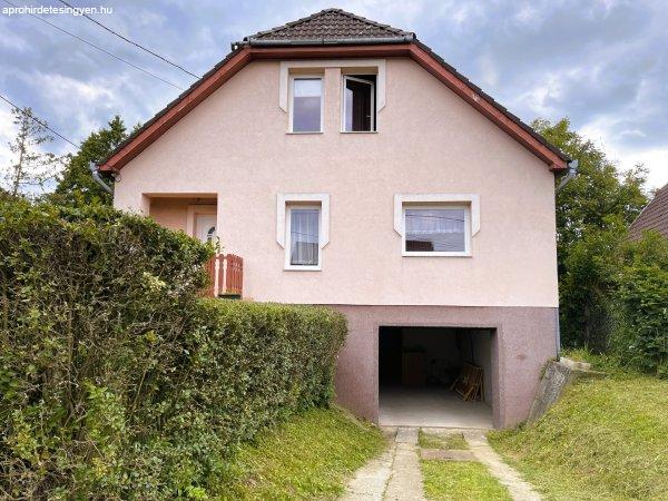 Kaposváron, nívós környezetben, gyönyörű panorámás családi ház
eladó!