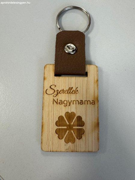 Gravírozott fa kulcstartó "Szeretlek nagymama"