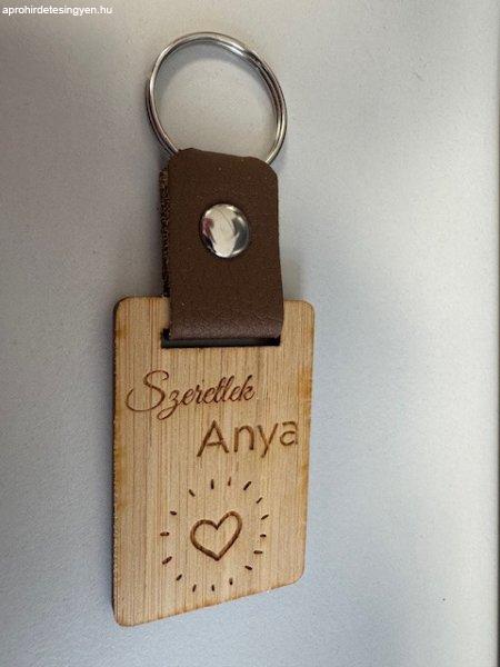 Egyedileg gravírozott kulcstartó Szeretlek Anya