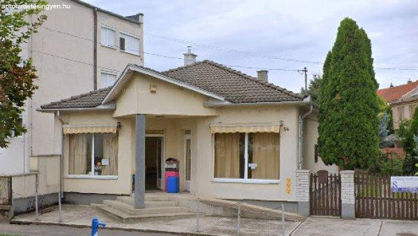 Csak nálunk! Tiszavasvári belvárosában egy 160m2-es 2003-ban épült
fiatalos családi ház eladó!
