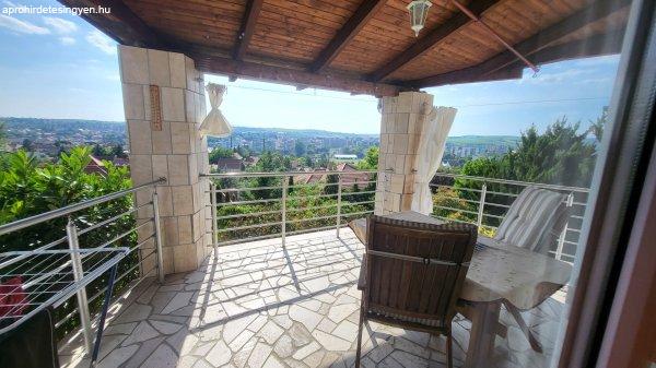 Tetemvár  csendes zöldövezeti részén elegáns családi ház eladó 139 M
20!9751413