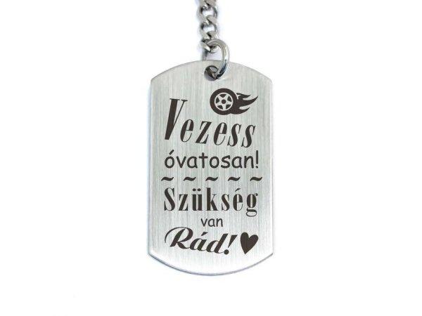 Vezess óvatosan acél medálos kulcstartó
