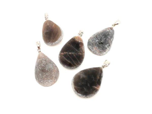 Felezett csepp medál Holdkő fek 2,5x3,5-4cm (MDG)