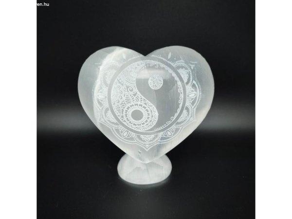 Szelenit szív álló yin yang 10-12cm
