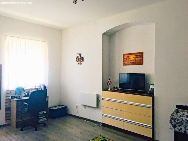 Pomáz központ-közeli részén két szintes társasházban 53 nm-es, két
szobás földszinti lakás eladó.