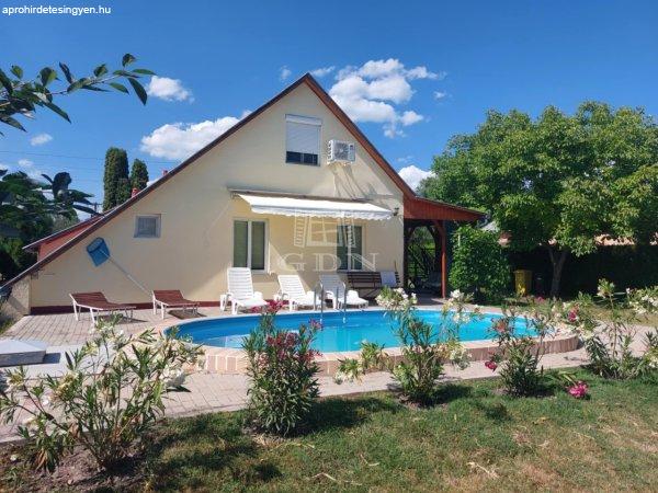Eladó családi ház Balatonkeresztúr, 	Közel az Őz utcai strandhoz
