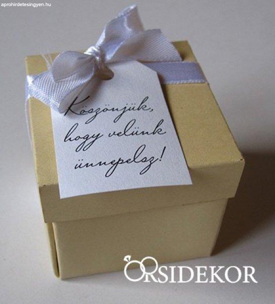 Köszönetajándék-doboz szalaggal átkötve