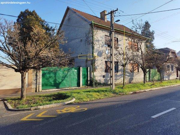 Békéscsabán (Szemere utcán) ikerház egyik fele eladó