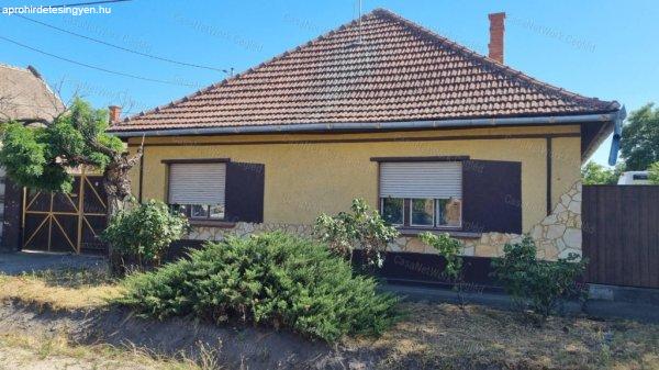 Cegléd-Újváros városrészen, 3 szoba+nappalis családi ház eladó!