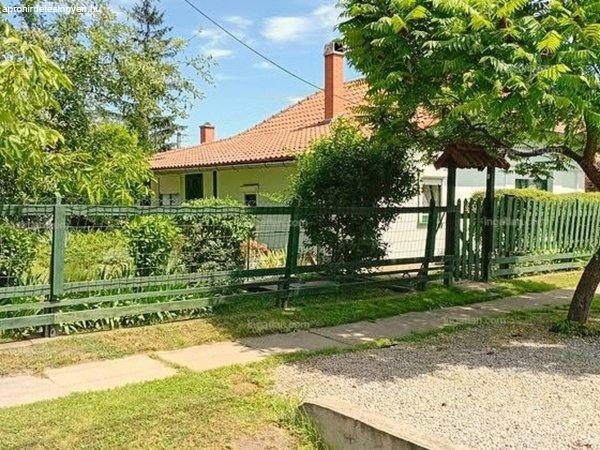Gyomaendrődön a Selyem úton egy szintes, 3 szobás családi ház
tulajdonostól eladó.