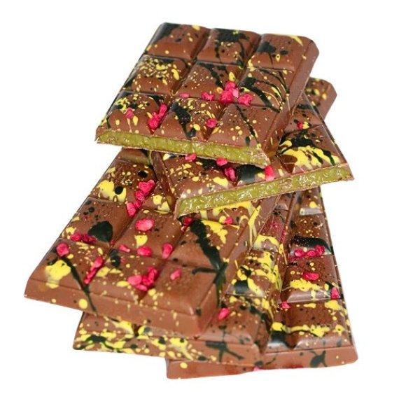 Hmmmm The Famoush Pistachios belga tejcsokoládé pisztáciával és málnával
100g